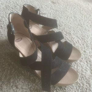 Barley worn black Dr. Scholl’s wedge sandals! Size~6.5 with adjustable straps